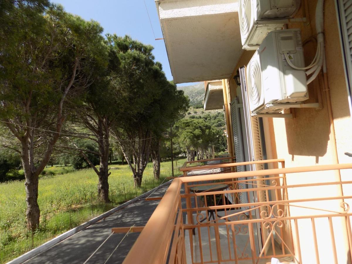 Afrodite Spacious Apartments! Agia Efimia Bagian luar foto